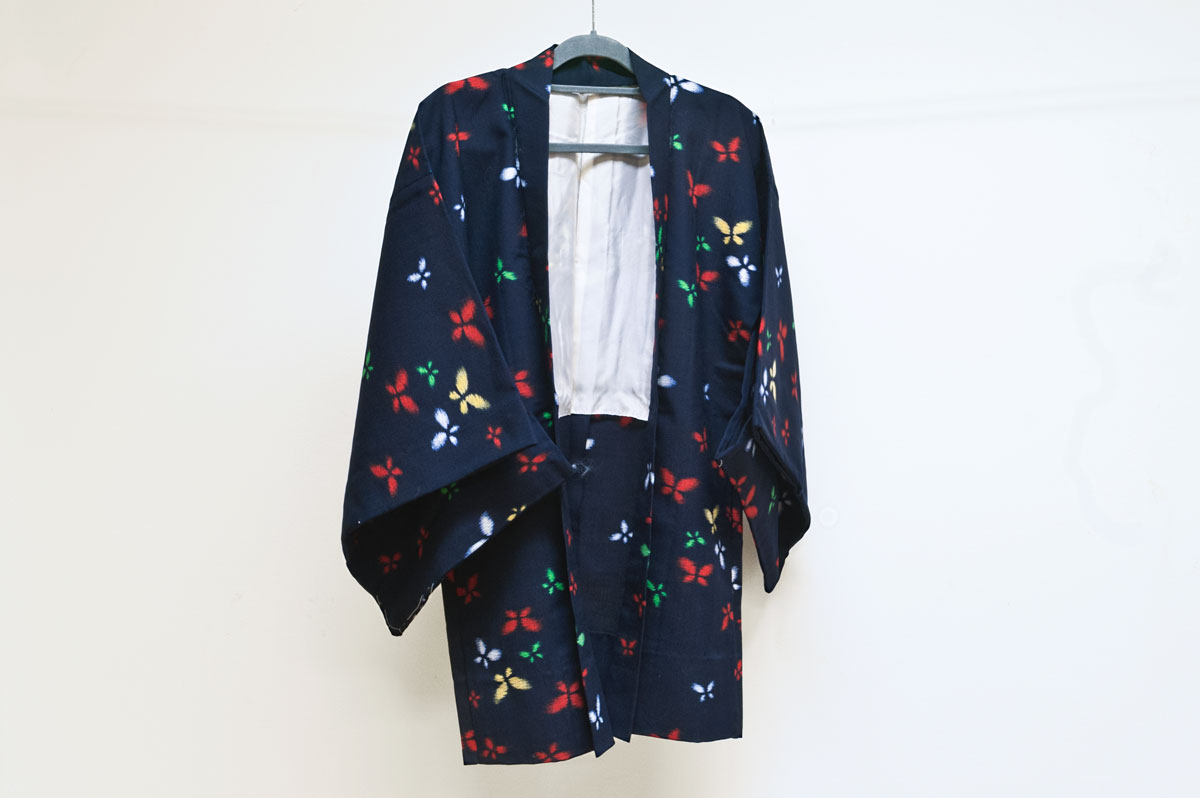 Japansk vintage haori/kimono-jacka av siden - framsida hängande